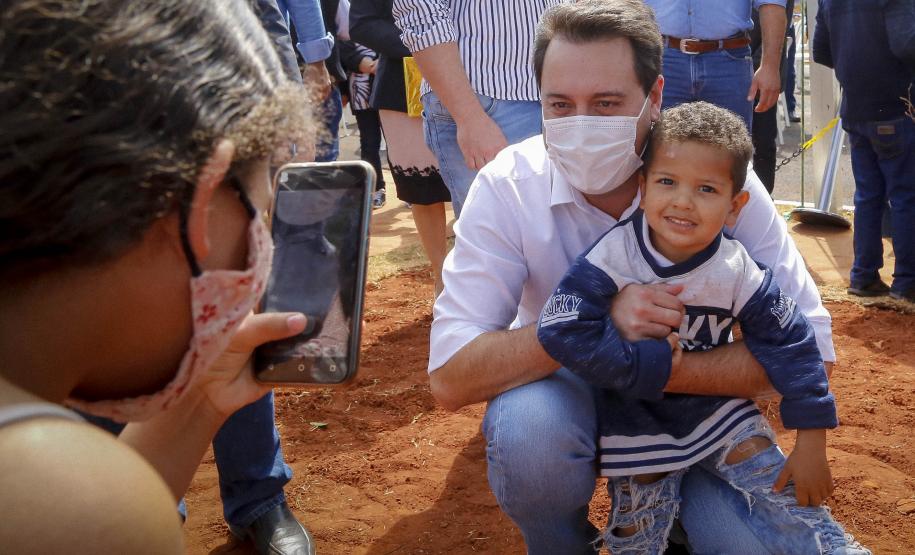 Em Centenário do Sul, governador entrega casas populares e libera R$ 3,15 milhões em recursos