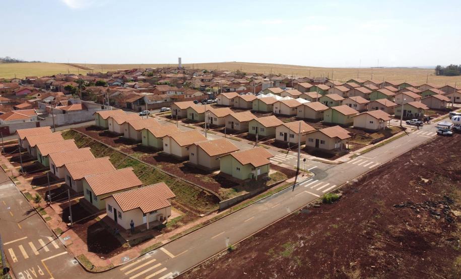 Governador entrega as chaves da casa própria a 56 famílias de Cambará