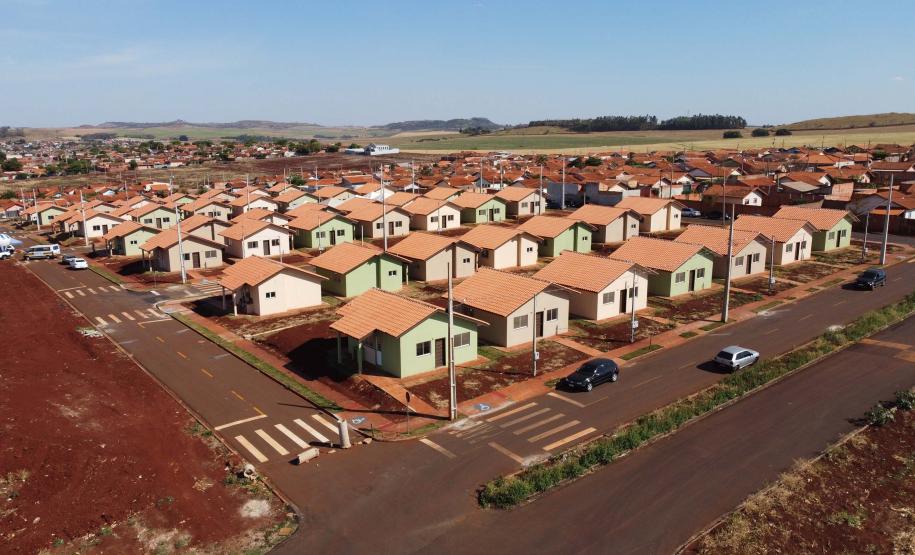 Governador entrega as chaves da casa própria a 56 famílias de Cambará