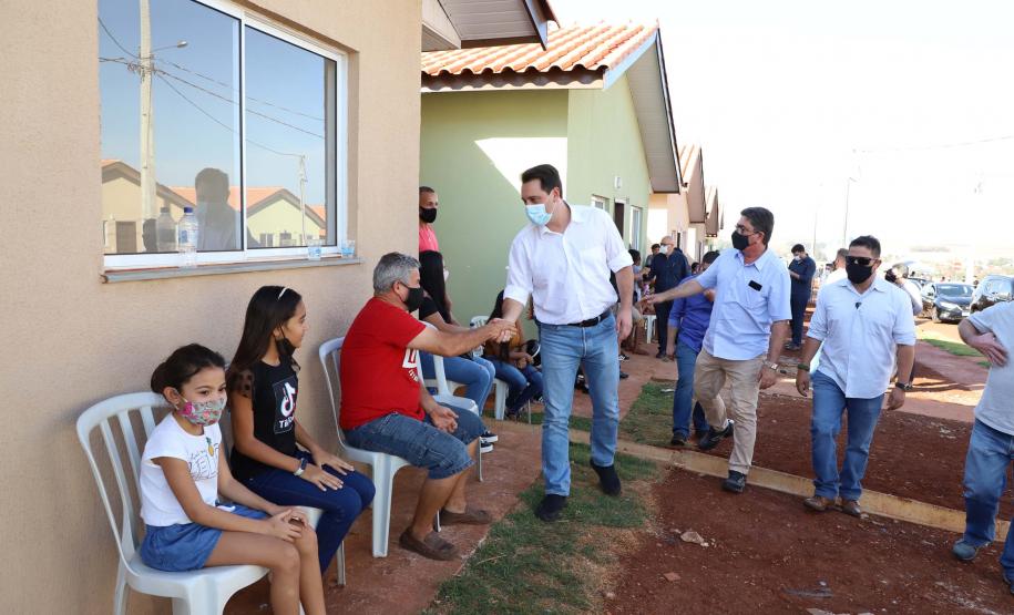 Governador entrega as chaves da casa própria a 56 famílias de Cambará