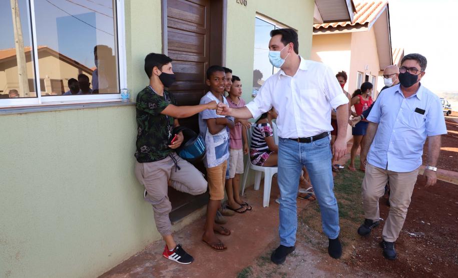 Governador entrega as chaves da casa própria a 56 famílias de Cambará