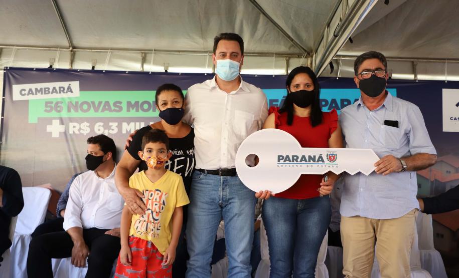 Governador entrega as chaves da casa própria a 56 famílias de Cambará