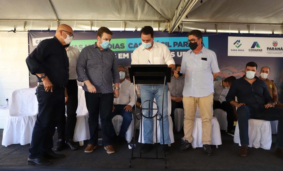 Governador entrega as chaves da casa própria a 56 famílias de Cambará