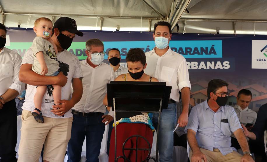 Governador entrega as chaves da casa própria a 56 famílias de Cambará