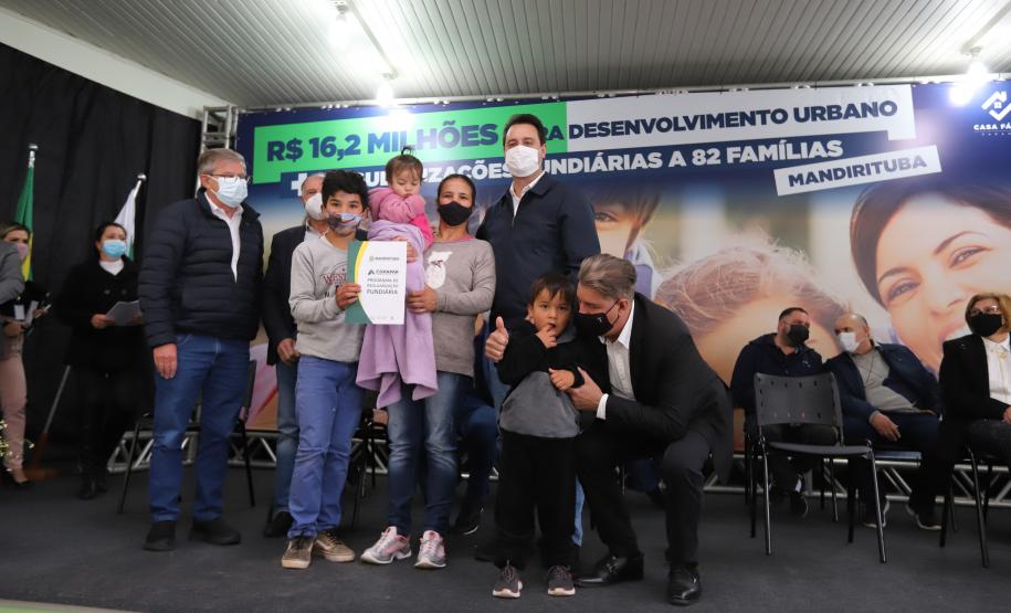 Governador entrega títulos de propriedade e anuncia R$ 17,6 milhões em obras para Mandirituba