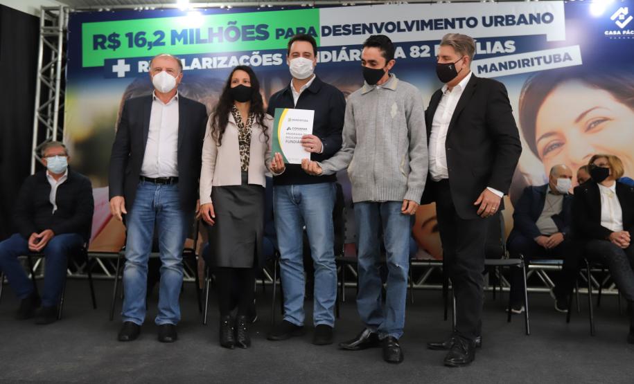 Governador entrega títulos de propriedade e anuncia R$ 17,6 milhões em obras para Mandirituba