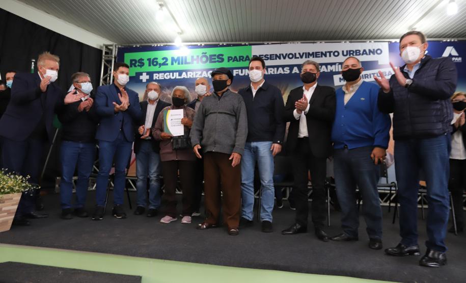 Governador entrega títulos de propriedade e anuncia R$ 17,6 milhões em obras para Mandirituba