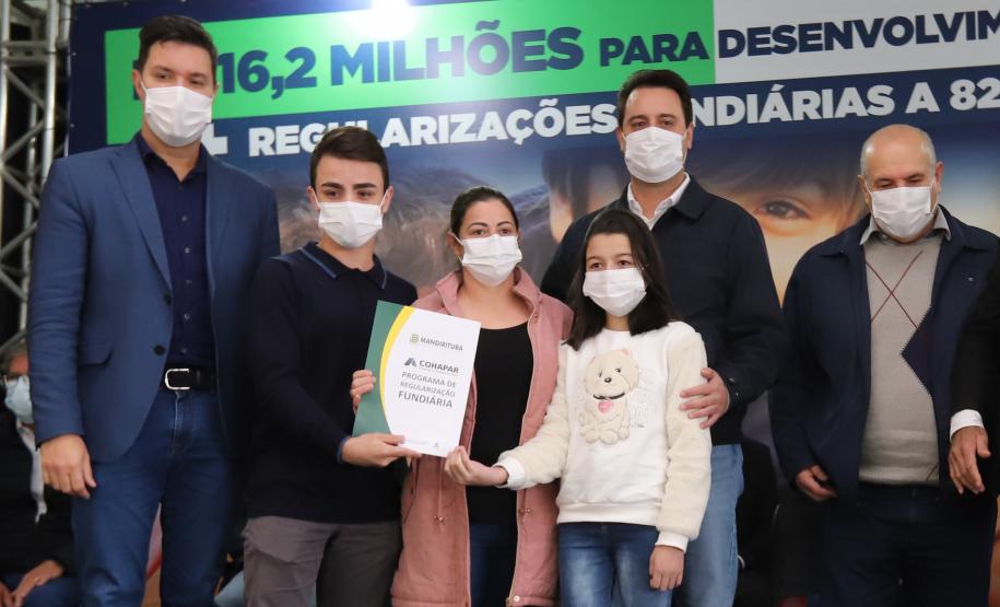 Governador entrega títulos de propriedade e anuncia R$ 17,6 milhões em obras para Mandirituba