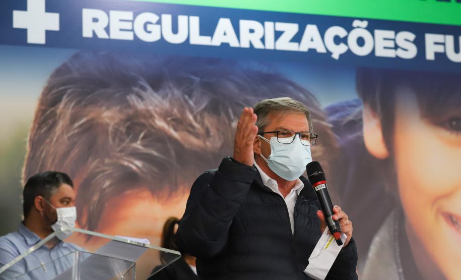 Governador entrega títulos de propriedade e anuncia R$ 17,6 milhões em obras para Mandirituba