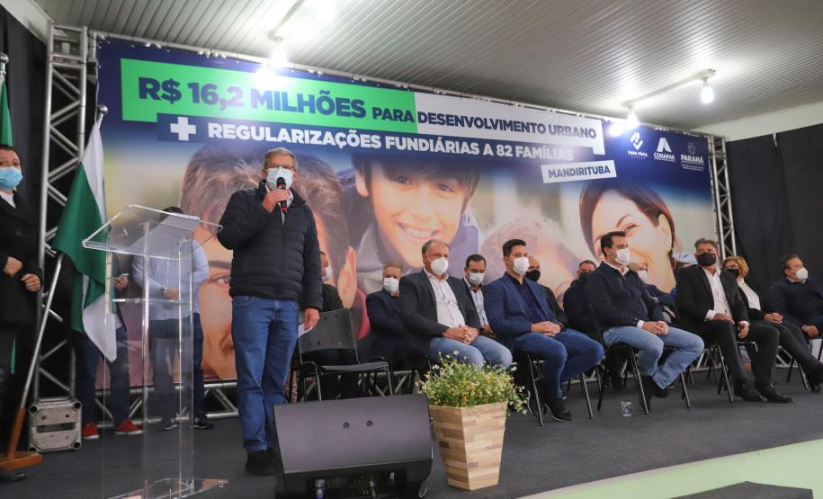 Governador entrega títulos de propriedade e anuncia R$ 17,6 milhões em obras para Mandirituba