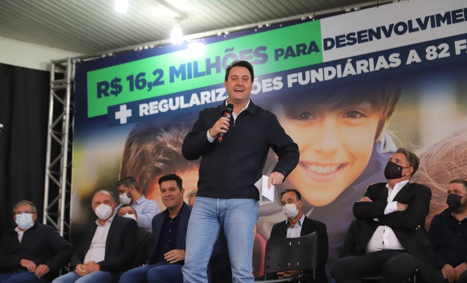 Governador entrega títulos de propriedade e anuncia R$ 17,6 milhões em obras para Mandirituba