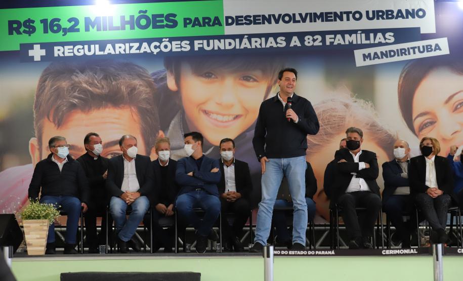 Governador entrega títulos de propriedade e anuncia R$ 17,6 milhões em obras para Mandirituba