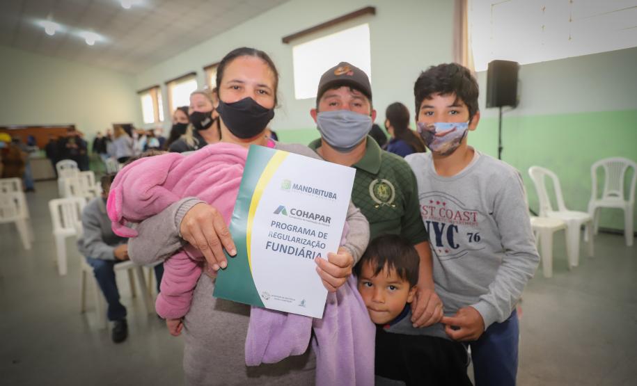 Governador entrega títulos de propriedade e anuncia R$ 17,6 milhões em obras para Mandirituba