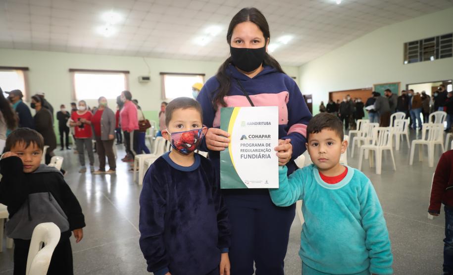 Governador entrega títulos de propriedade e anuncia R$ 17,6 milhões em obras para Mandirituba