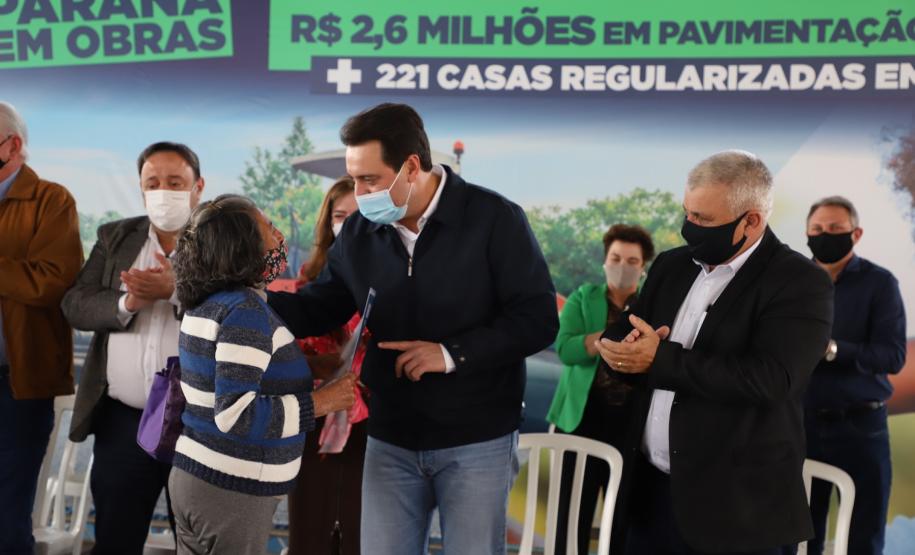 Governador entrega títulos de propriedade em Irati