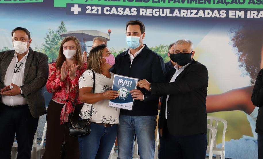 Governador entrega títulos de propriedade em Irati