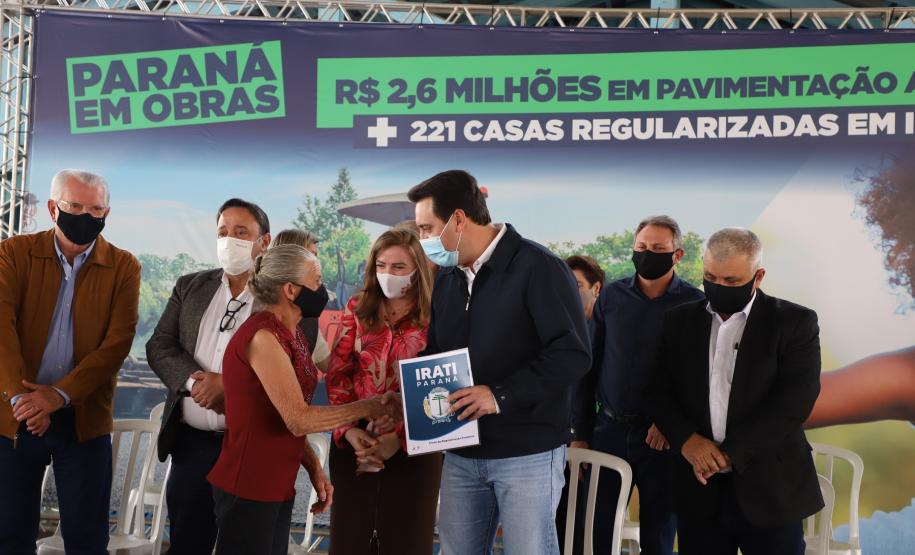 Governador entrega títulos de propriedade em Irati