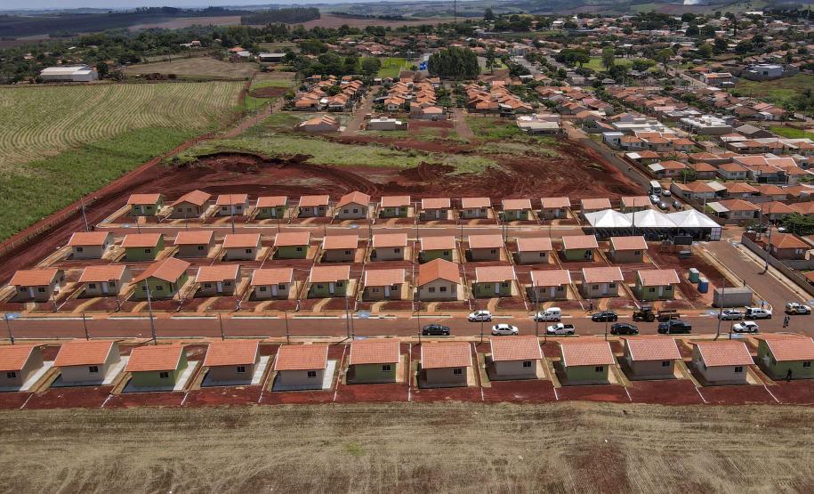 Pavimentação, complexo esportivo e 50 moradias populares transformam a vida de Marumbi