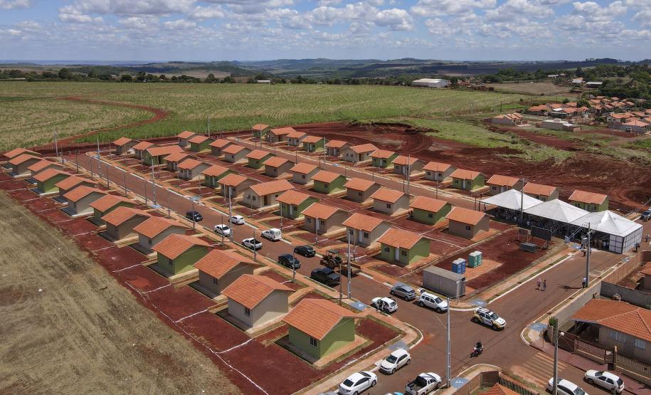 Pavimentação, complexo esportivo e 50 moradias populares transformam a vida de Marumbi