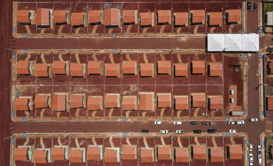 Pavimentação, complexo esportivo e 50 moradias populares transformam a vida de Marumbi