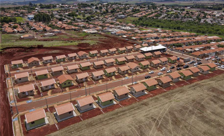 Pavimentação, complexo esportivo e 50 moradias populares transformam a vida de Marumbi