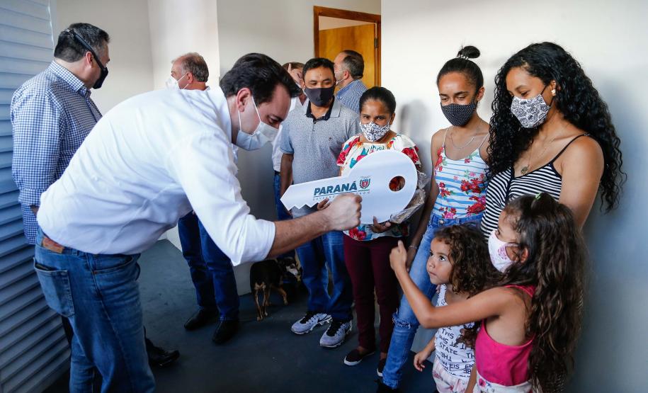 Pavimentação, complexo esportivo e 50 moradias populares transformam a vida de Marumbi