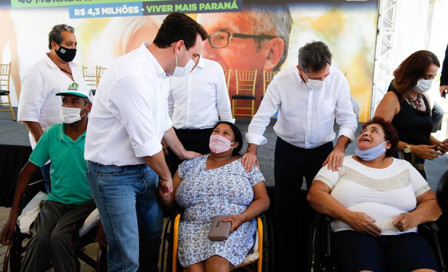 Governador inaugura condomínio para idosos com 40 casas em Foz do Iguaçu