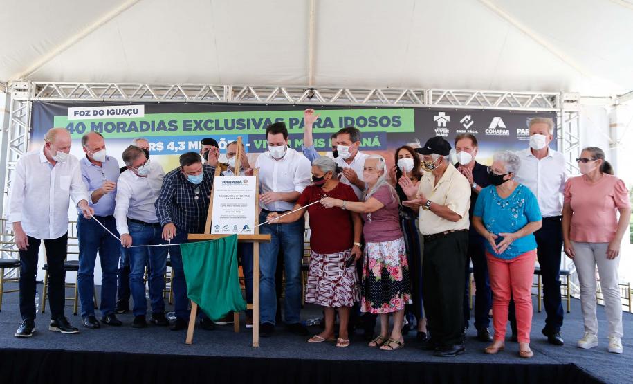 Governador inaugura condomínio para idosos com 40 casas em Foz do Iguaçu