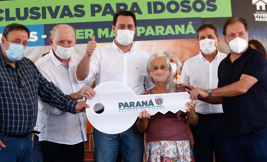 Governador inaugura condomínio para idosos com 40 casas em Foz do Iguaçu