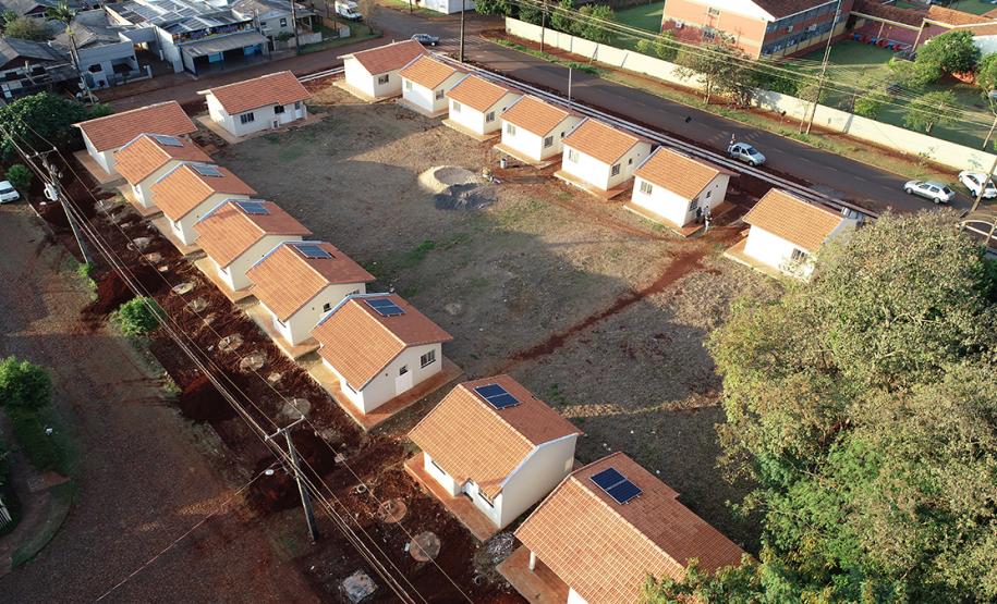 Famílias de Medianeira que moravam em áreas precárias recebem casas novas