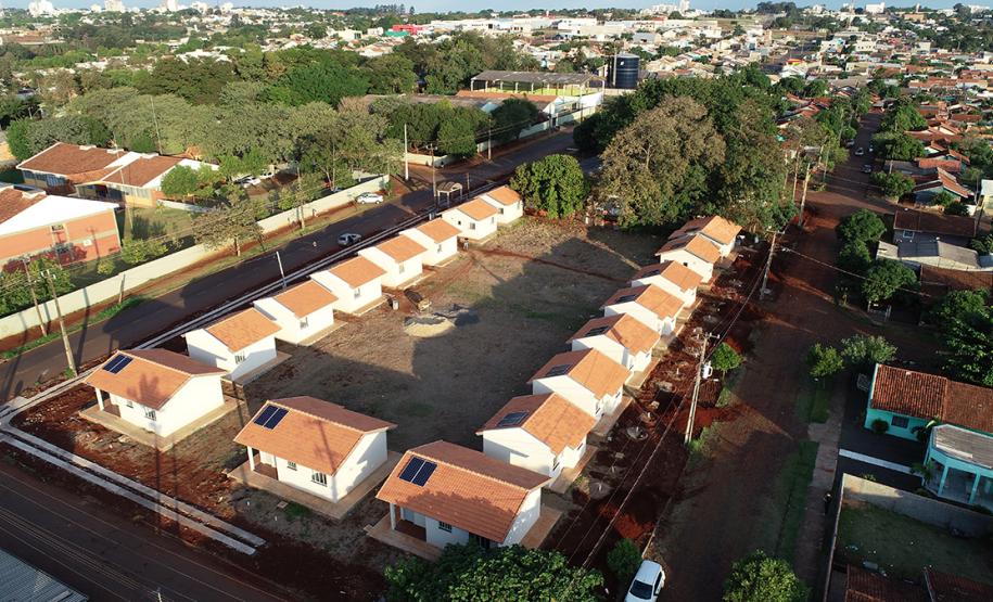 Famílias de Medianeira que moravam em áreas precárias recebem casas novas