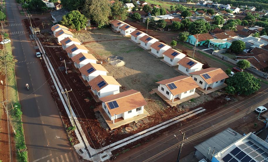 Famílias de Medianeira que moravam em áreas precárias recebem casas novas