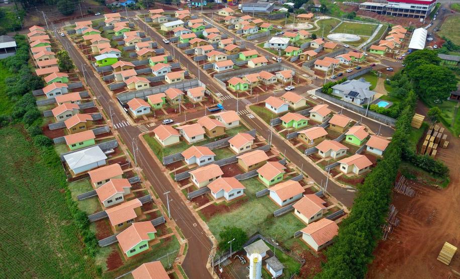 Governo entrega 119 casas populares para ajudar famílias de Cantagalo