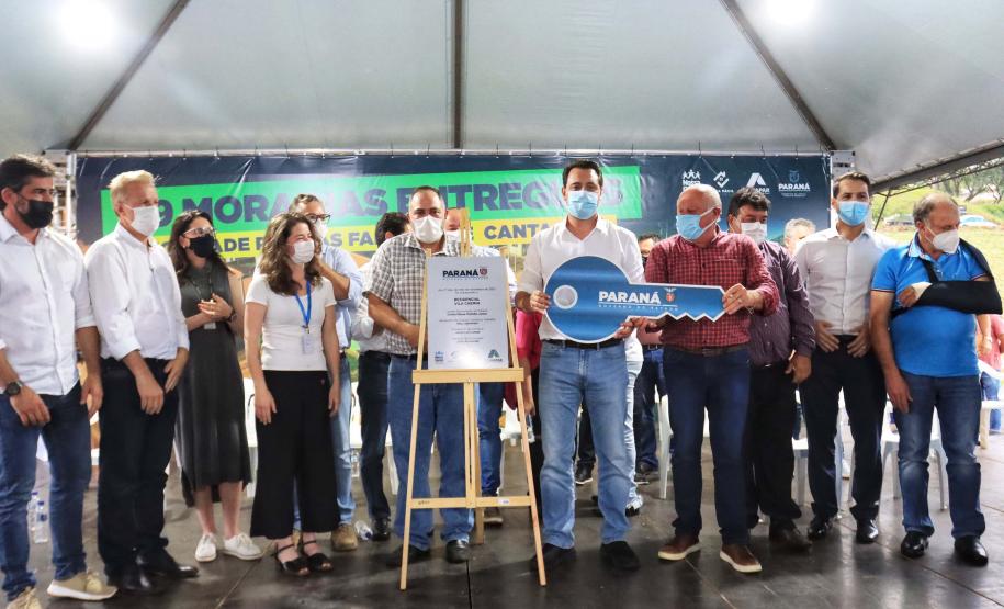 Governo entrega 119 casas populares para ajudar famílias de Cantagalo