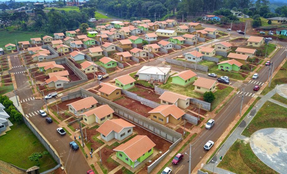 Governo entrega 119 casas populares para ajudar famílias de Cantagalo