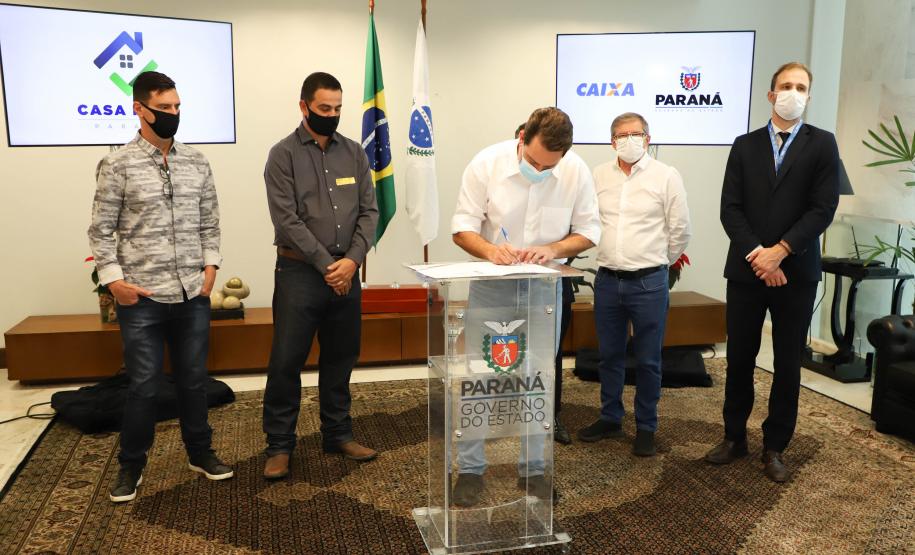 Governador libera recursos para subsidiar entrada da casa de 4.785 famílias paranaenses