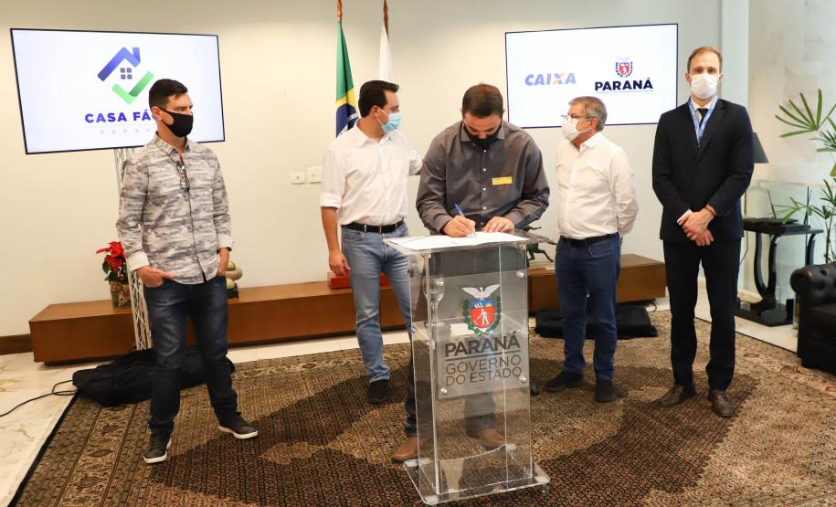 Governador libera recursos para subsidiar entrada da casa de 4.785 famílias paranaenses