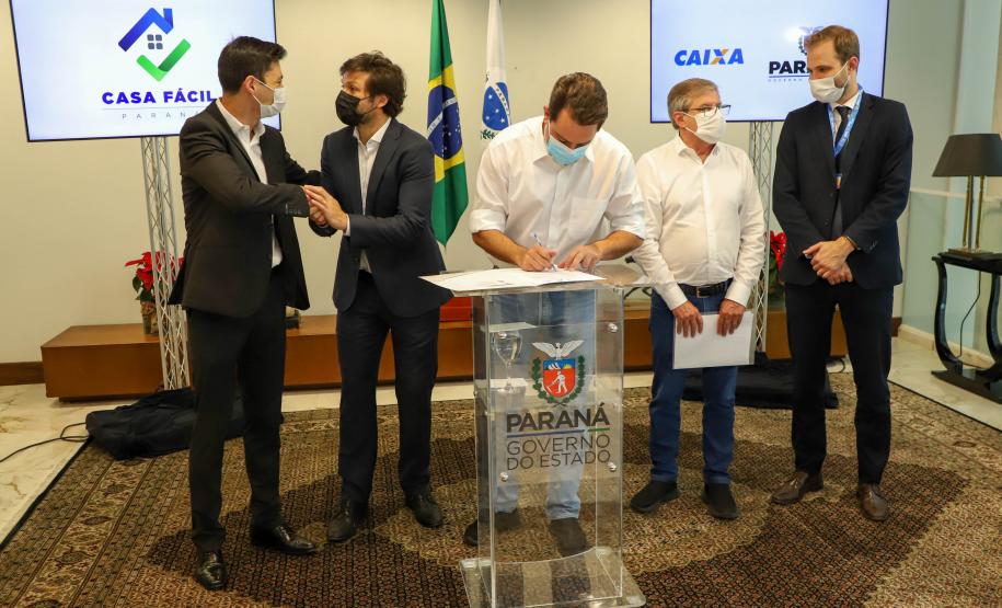 Governador libera recursos para subsidiar entrada da casa de 4.785 famílias paranaenses