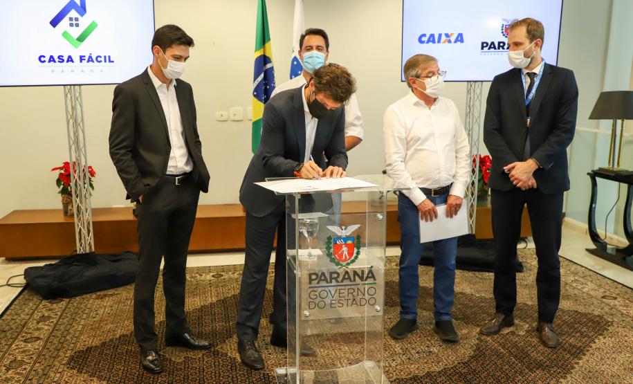 Governador libera recursos para subsidiar entrada da casa de 4.785 famílias paranaenses