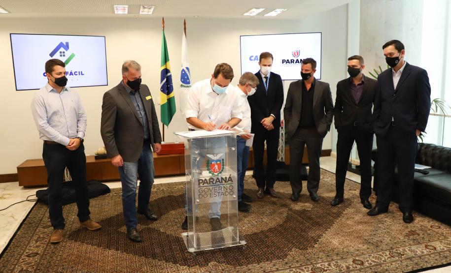 Governador libera recursos para subsidiar entrada da casa de 4.785 famílias paranaenses