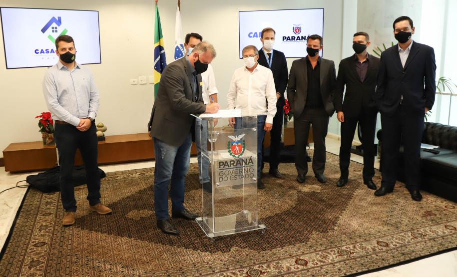 Governador libera recursos para subsidiar entrada da casa de 4.785 famílias paranaenses