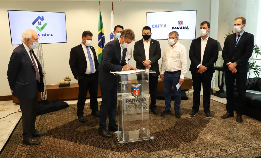 Governador libera recursos para subsidiar entrada da casa de 4.785 famílias paranaenses