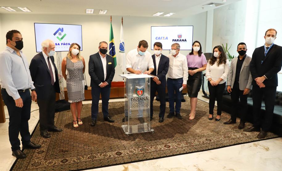 Governador libera recursos para subsidiar entrada da casa de 4.785 famílias paranaenses