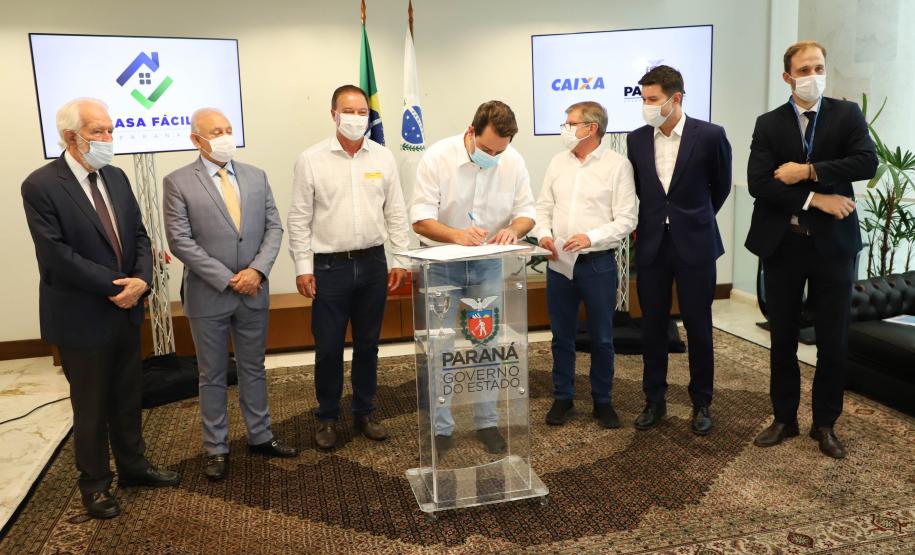 Governador libera recursos para subsidiar entrada da casa de 4.785 famílias paranaenses