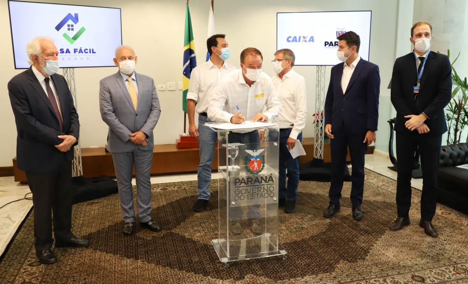 Governador libera recursos para subsidiar entrada da casa de 4.785 famílias paranaenses