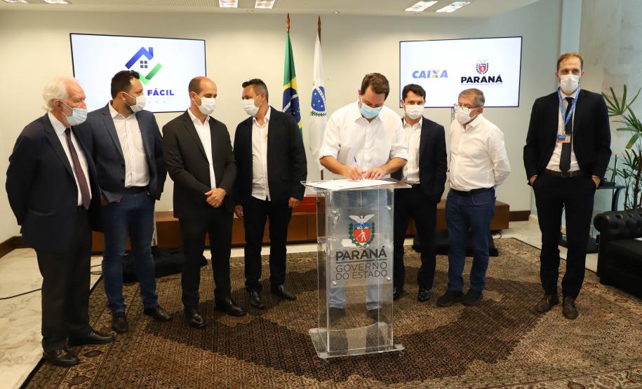 Governador libera recursos para subsidiar entrada da casa de 4.785 famílias paranaenses