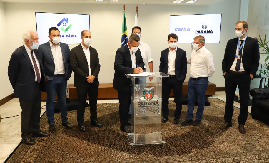 Governador libera recursos para subsidiar entrada da casa de 4.785 famílias paranaenses