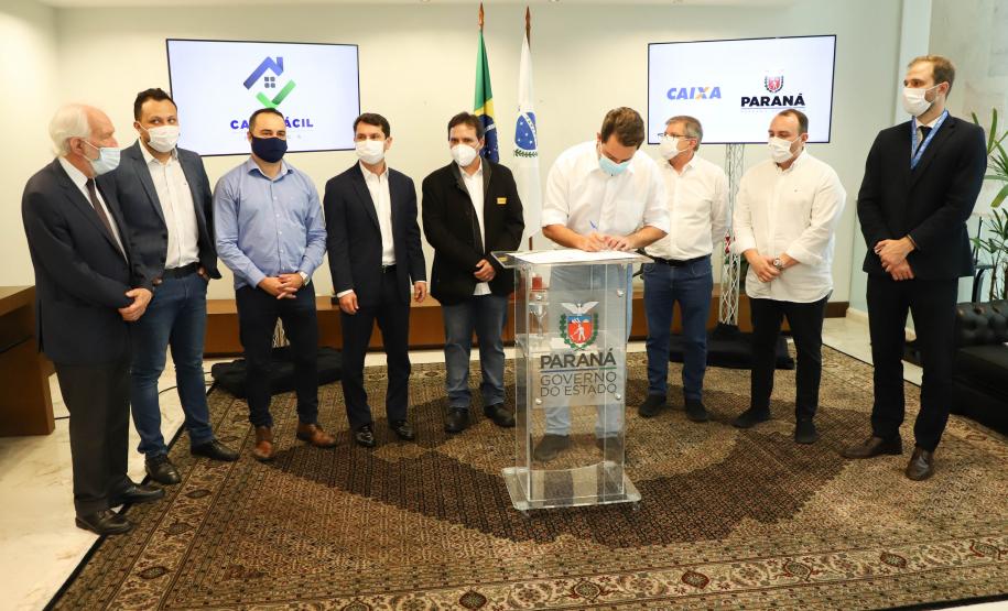 Governador libera recursos para subsidiar entrada da casa de 4.785 famílias paranaenses
