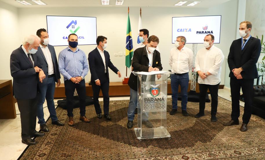 Governador libera recursos para subsidiar entrada da casa de 4.785 famílias paranaenses