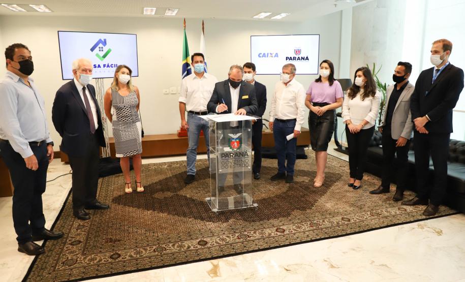 Governador libera recursos para subsidiar entrada da casa de 4.785 famílias paranaenses